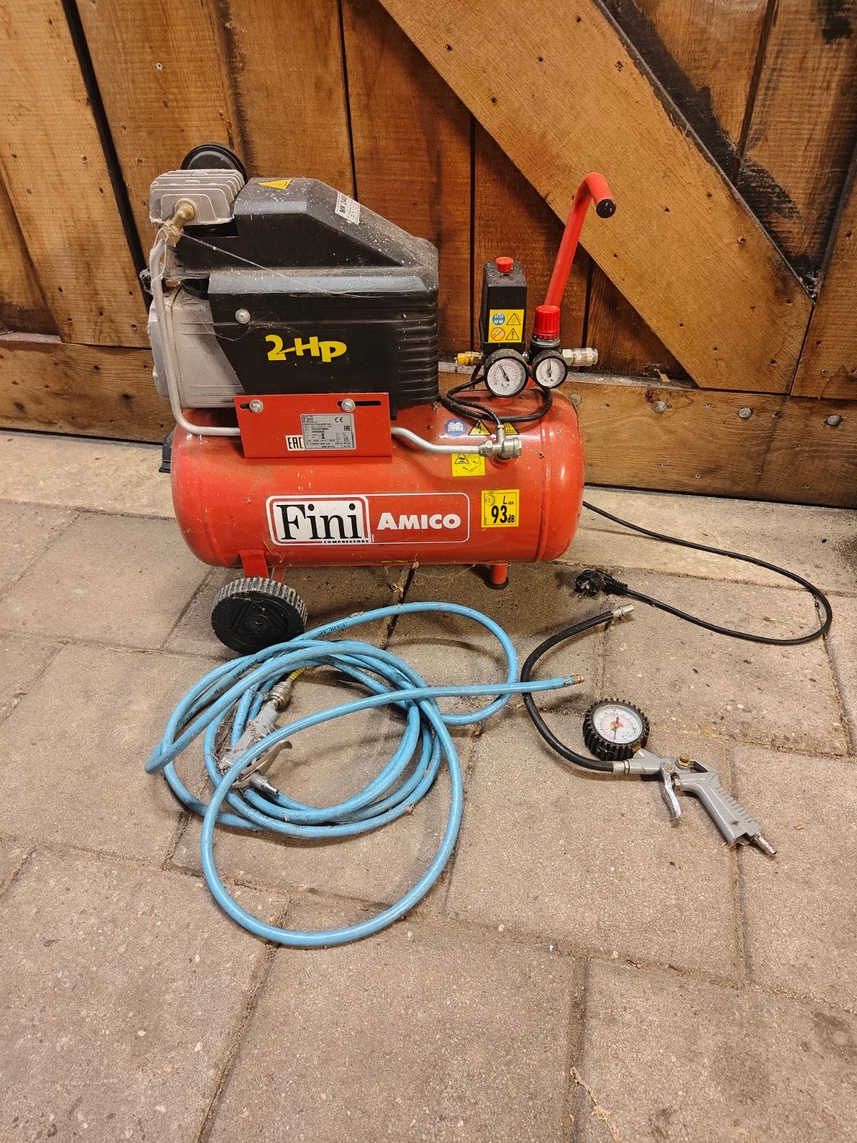 Fini Amico 2HP Compressor met slang en bandenpomp, Doe-het-zelf en Verbouw, Gebruikt, 6 tot 10 bar, Ophalen of Verzenden, 25 tot 100 liter