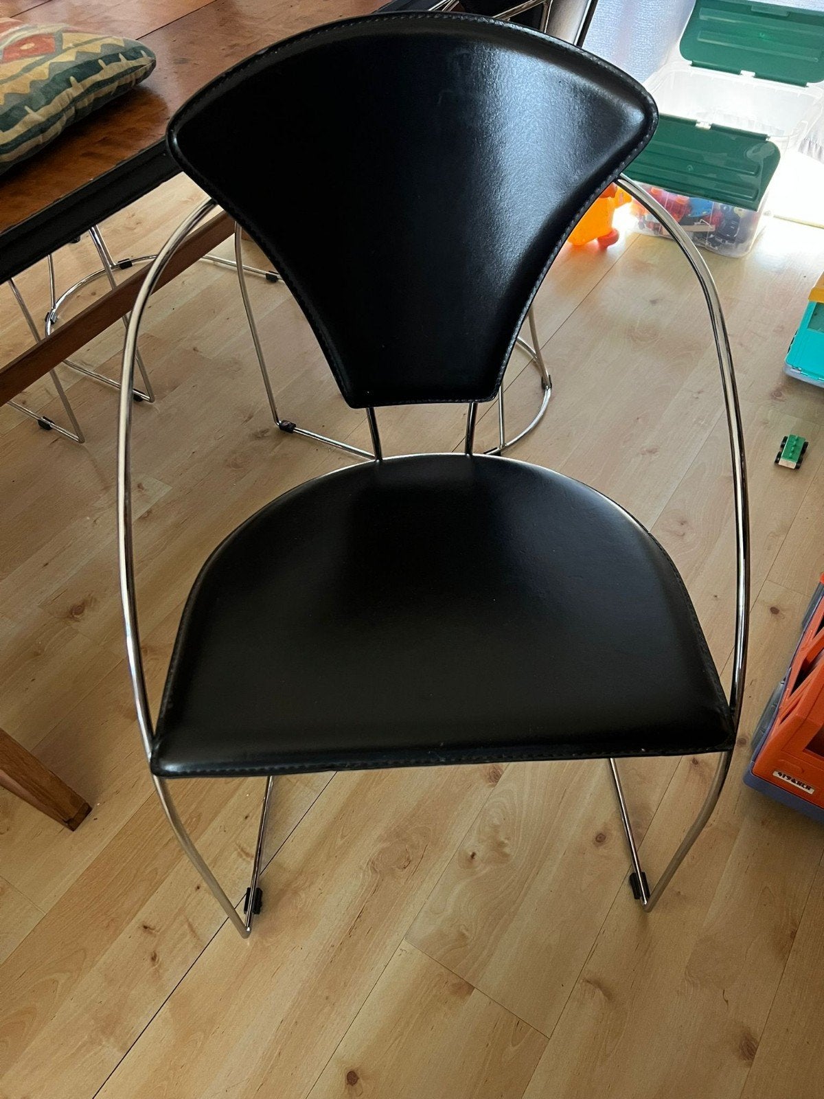 Moderne zwarte stoel met chromen frame, Gebruikt, Zwart, Eén, Leer