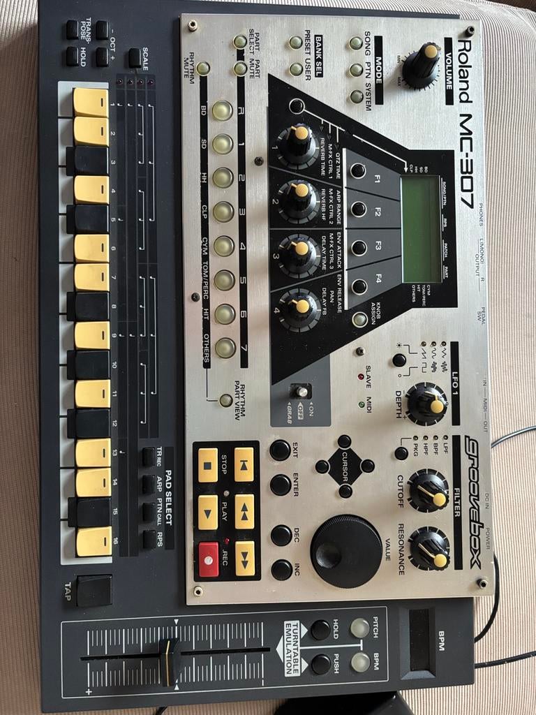 【入手困難】Roland groovebox MC-307 スタンドアロン ≥ Roland MC-307 Groovebox — Drumcomputers — Marktplaats