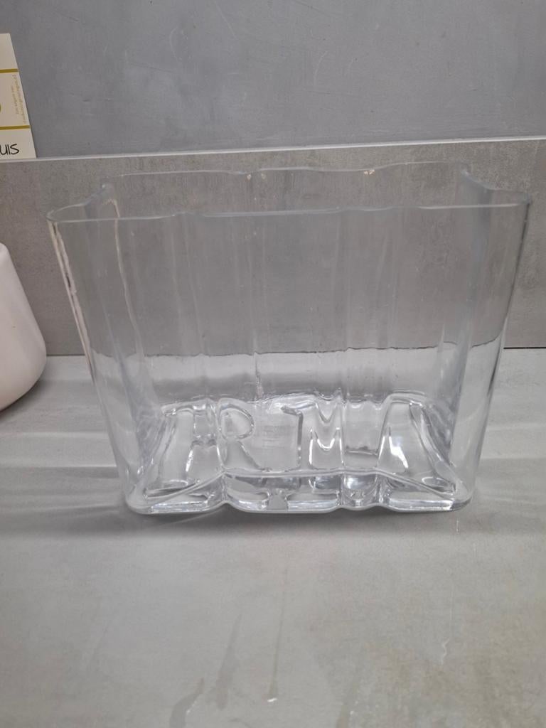 Riviera Maison Fleurine glazen vaas met RM logo op bodem, Overige kleuren, Ophalen of Verzenden, Minder dan 50 cm, Glas