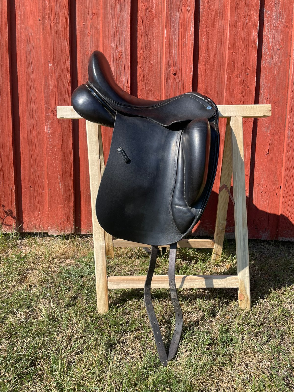 Te koop: KM Dressuurzadel – 17 inch – Medium Wide boom, Dieren en Toebehoren, KM Worldriding, Zo goed als nieuw, Dressuur, Verzenden