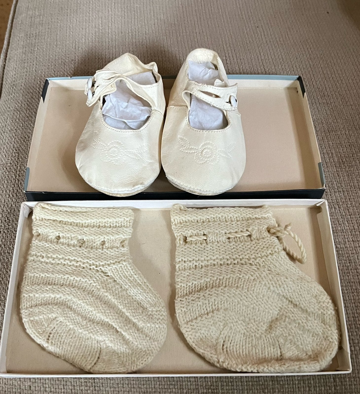 Doosje met babysokjes en schoentjes van zeemleer., Antiek en Kunst, Verzenden
