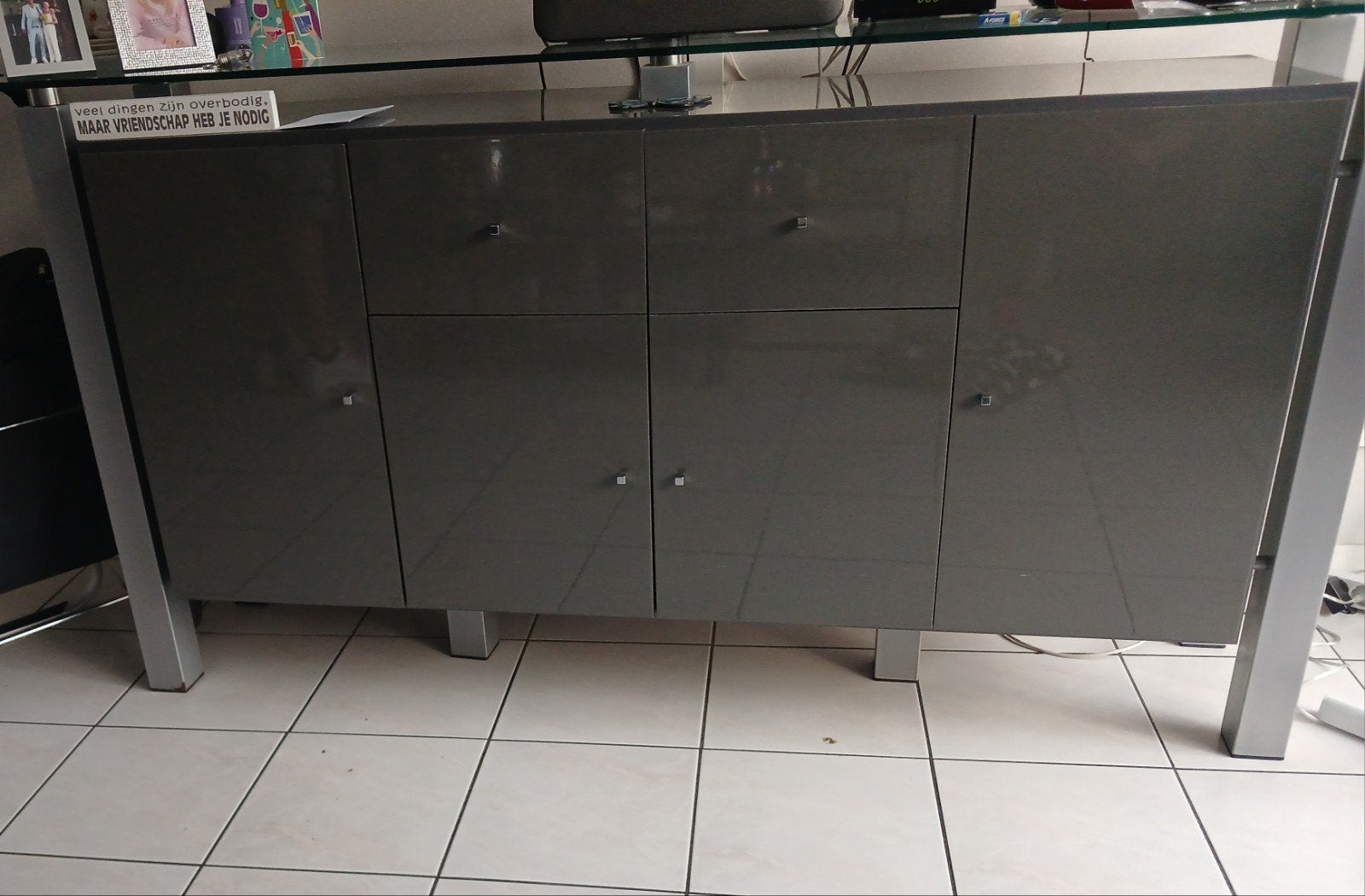 GRATIS!! Moderne grijze dressoir met glazen blad, Ophalen, Met lade(s), Modern, strak design, 150 tot 200 cm