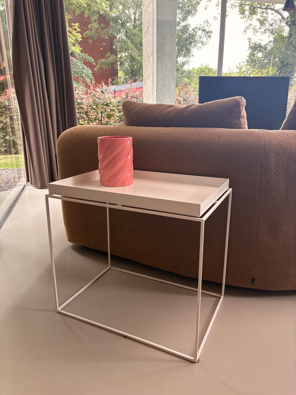 HAY Tray Table Large - Wit, Huis en Inrichting, Tafels | Bijzettafels, Gebruikt, Metaal of Aluminium, 55 tot 75 cm, Rechthoekig