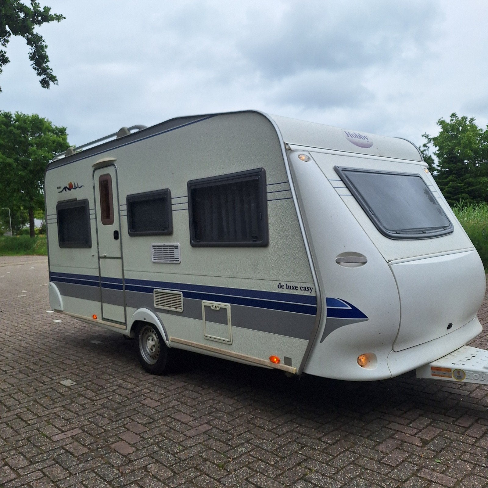 Hobby de Luxe 450, Voortent+luifel, 1e Eigenaar, Airco, Caravans en Kamperen, Caravans, Schokbreker, Rondzit, Hobby, Dwarsbed