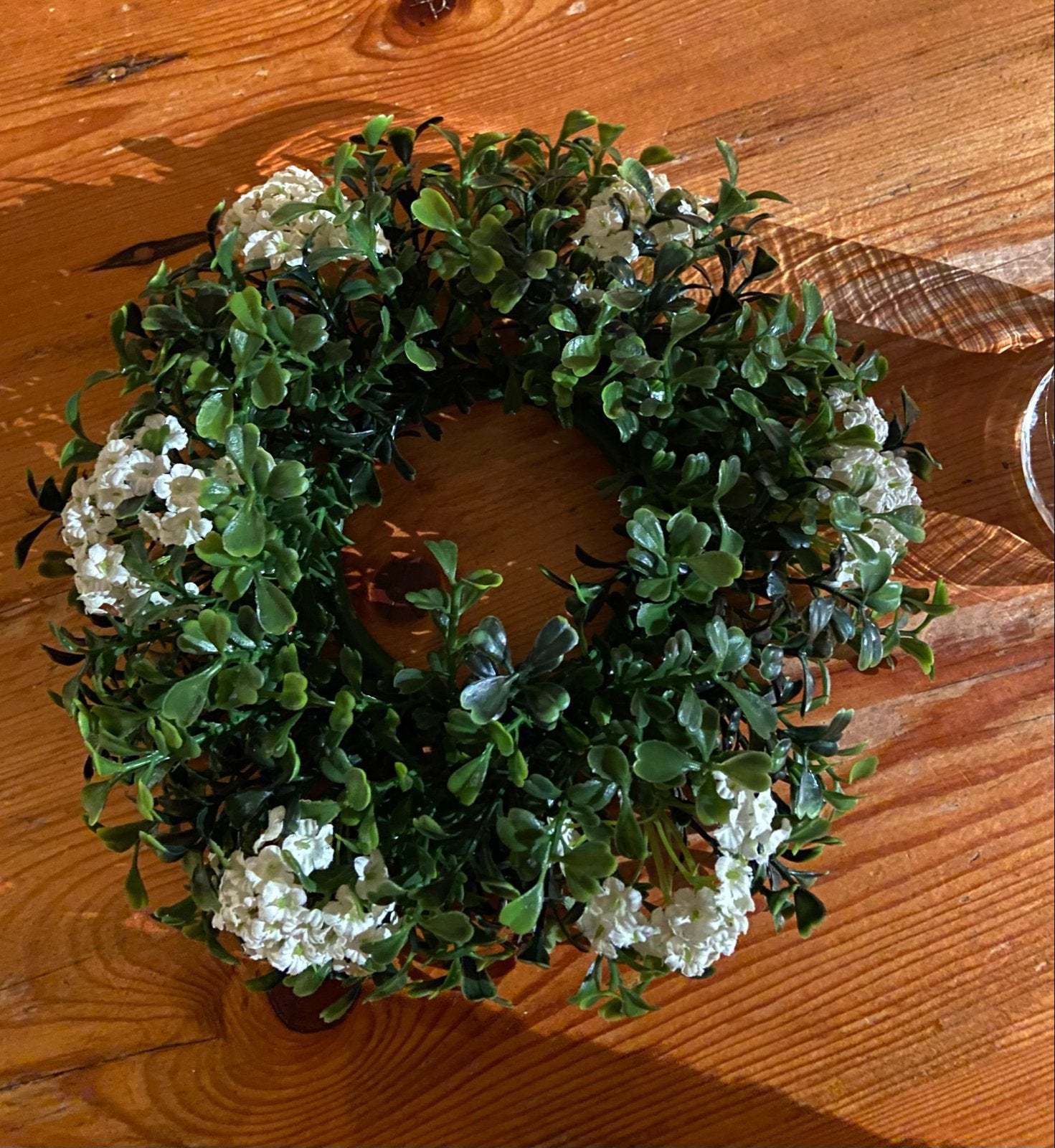 Decoratieve krans met witte bloemetjes, Ophalen of Verzenden, Zo goed als nieuw, Krans, Kunststof