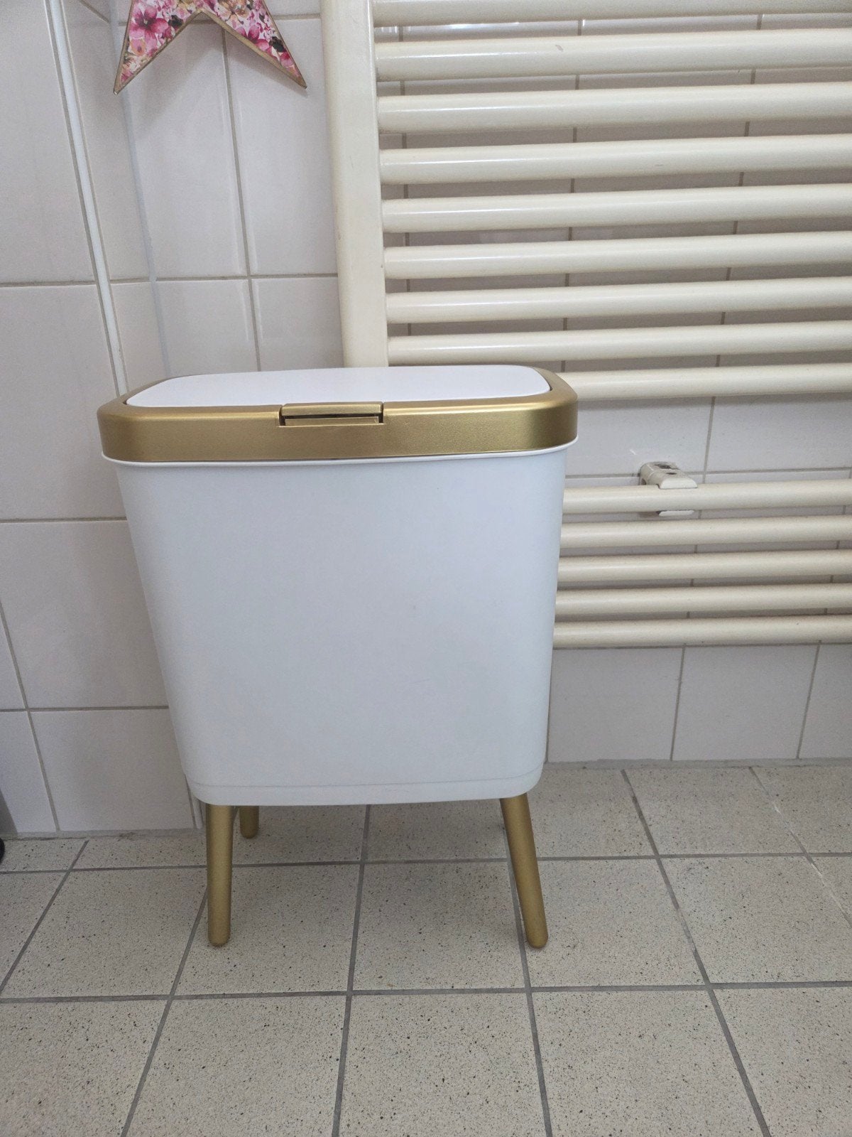 Stijlvolle Witte Afvalemmer met Gouden Details, Huis en Inrichting, 10 tot 20 liter, Ophalen of Verzenden, Nieuw, Kunststof