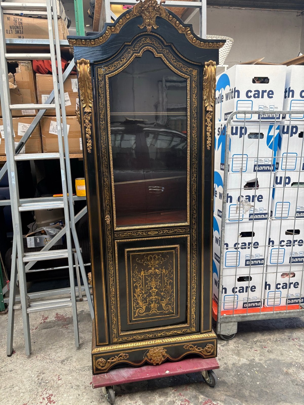 franse Vitrinekast met Gouden Ornamenten - Kleine Scheur, Ophalen of Verzenden