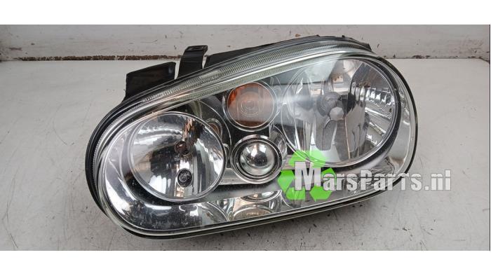 Koplamp links van een Volkswagen Golf