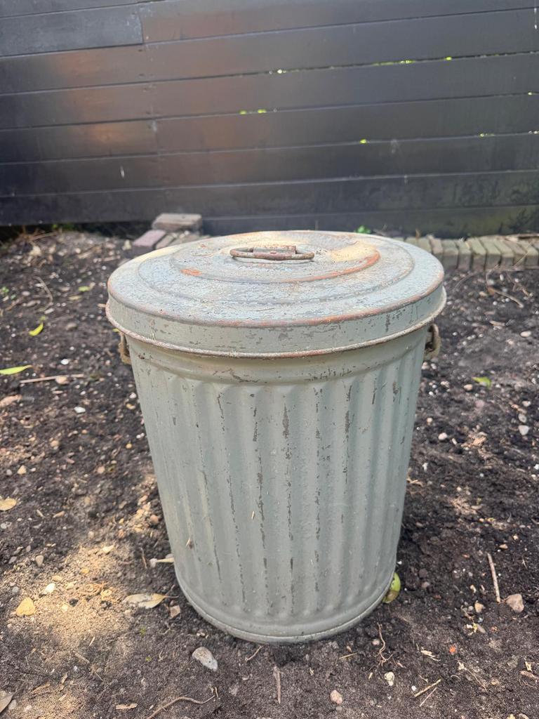 Grote Zinken Emmer uit 1943 met deksel, Ophalen