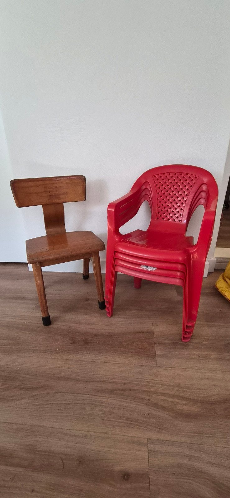 Houten vintage en 4 stapelbare rode kinderstoelen, Gebruikt, Klassiek en modern, Vijf, Zes of meer stoelen, Rood