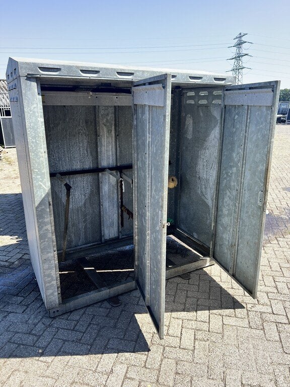 Zadelkast, Dieren en Toebehoren