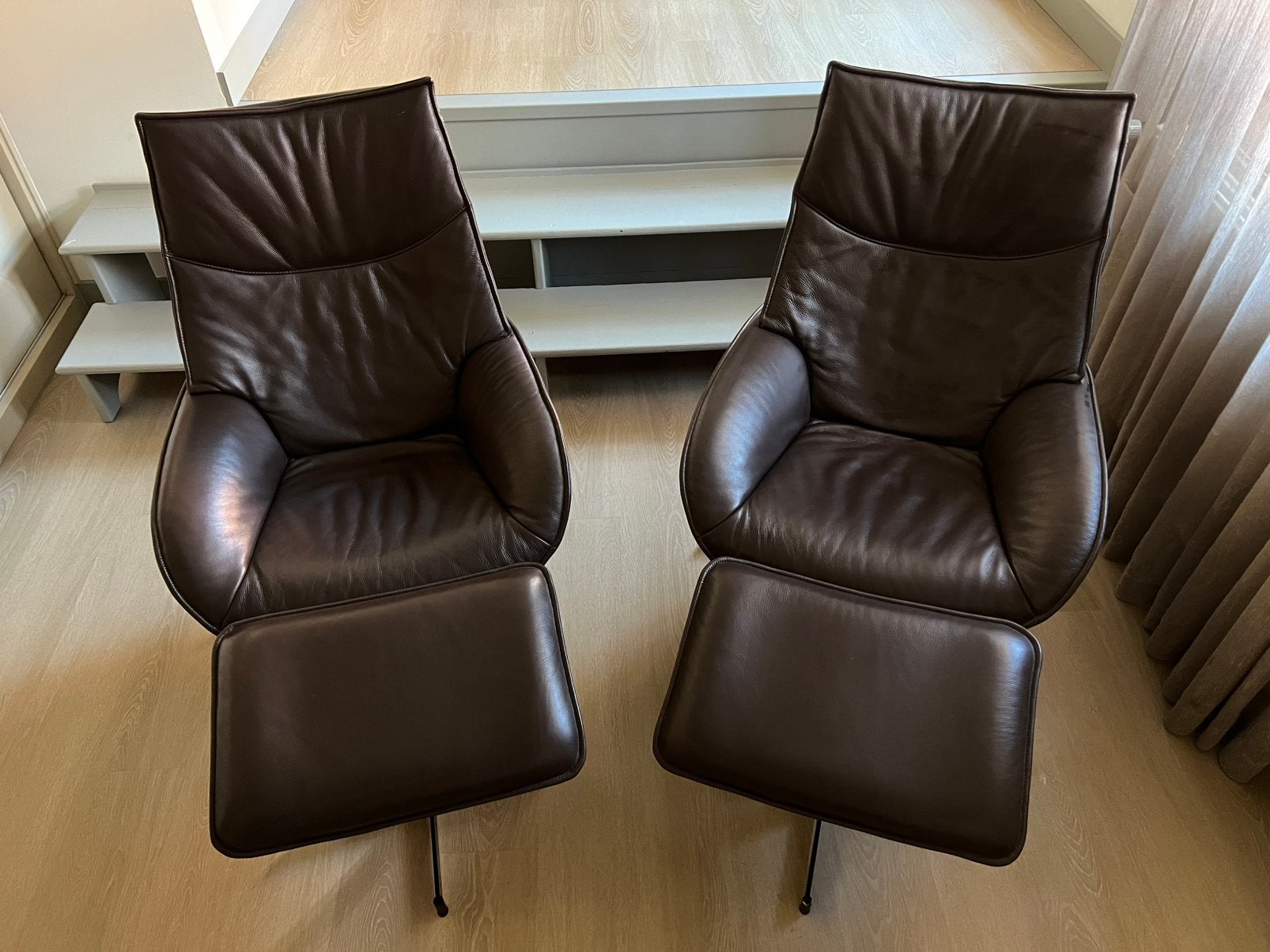 2 donkerbruin leren relaxfauteuils met voetenbankjes, Ophalen, Gebruikt, Minder dan 75 cm, 75 tot 100 cm