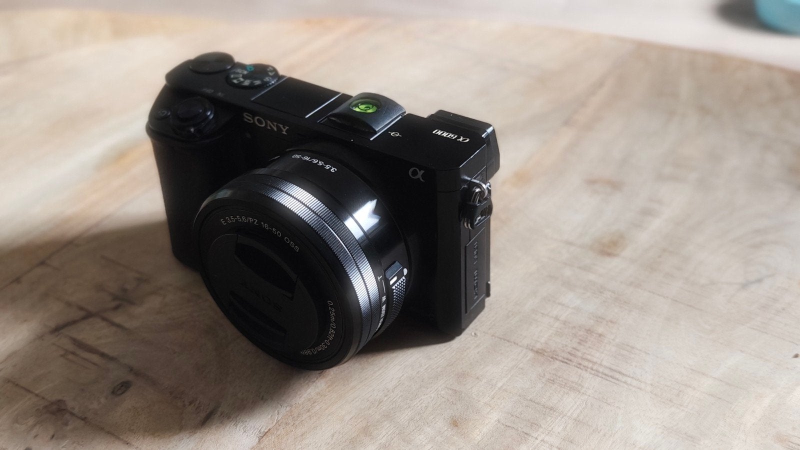 Sony Alpha a6000 systeemcamera met 16-50mm lens en 3 accu's, Audio, Tv en Foto, Fotocamera's Digitaal, Ophalen of Verzenden, Zo goed als nieuw