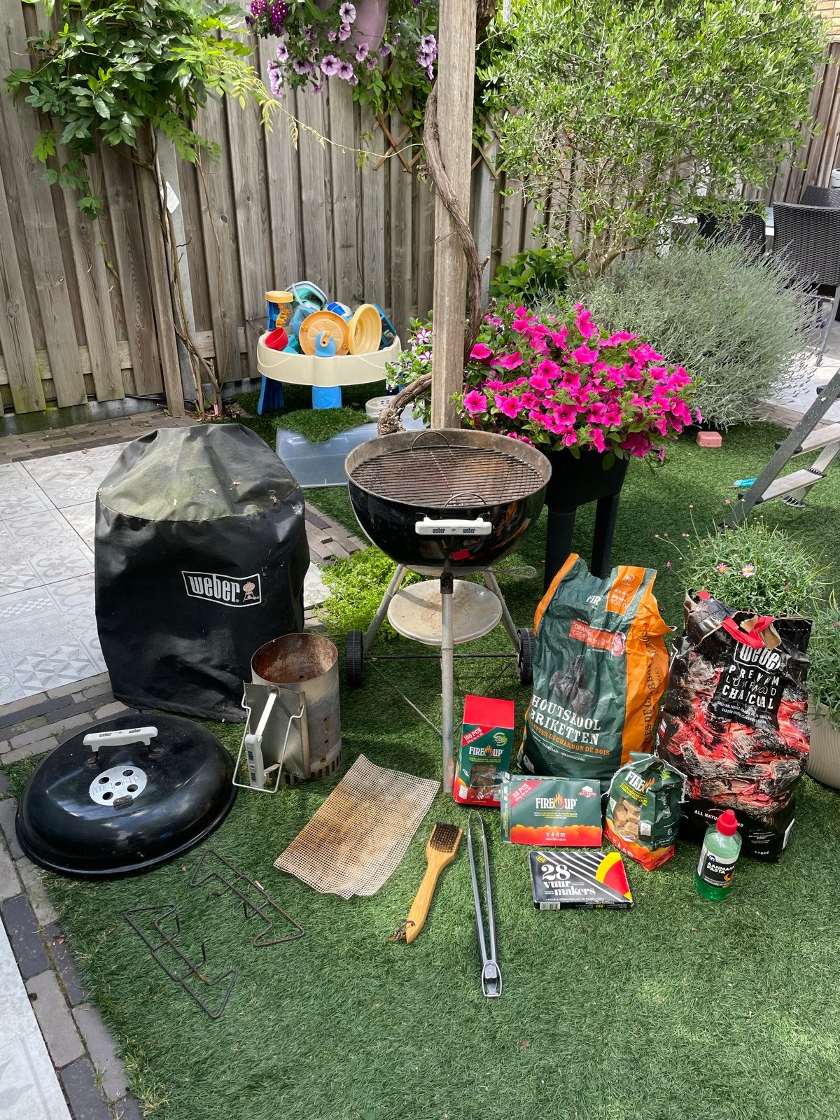 Weber BBQ met kolen, briketten en accessoires, Ophalen, Gebruikt