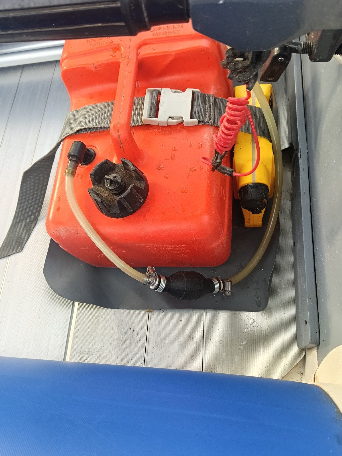 Foto 15 van rubberboot met buitenboordmotor/motor en trailer