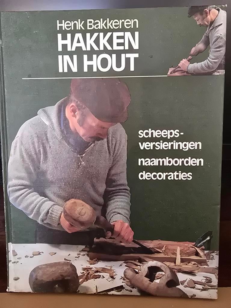 Hakken in Hout - Scheepsversieringen, Naamborden, Decoraties, Ophalen of Verzenden, Gelezen, Houtbewerking, Henk Bakkeren