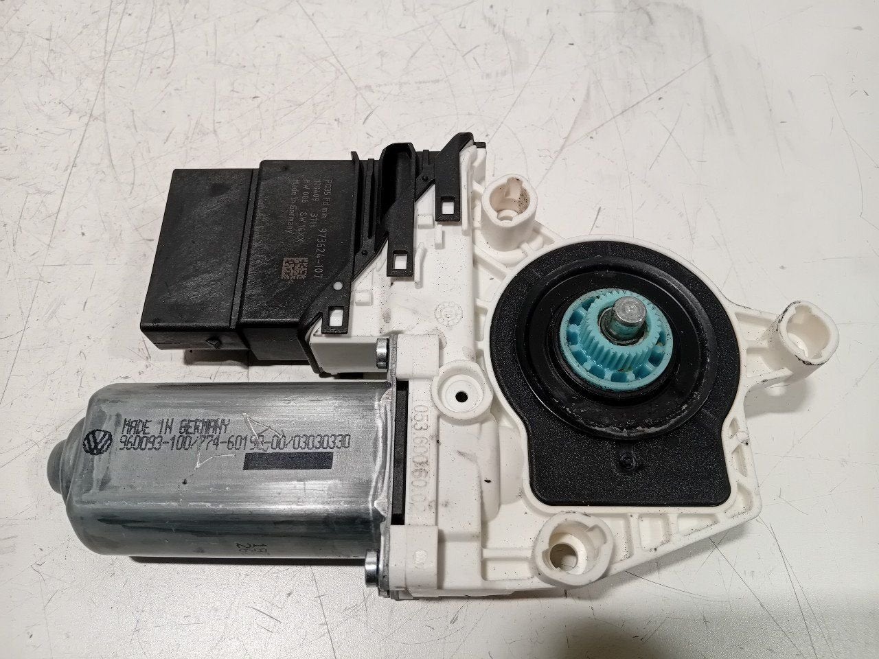 Motor raammechaniek elektrisch links achter Volkswagen Golf, Onderdelen@venauto.nl, Van der Ven Autorecycling B.V., Gebruikt, Ettenseweg 76, 4706 PB Roosendaal, The Netherlands