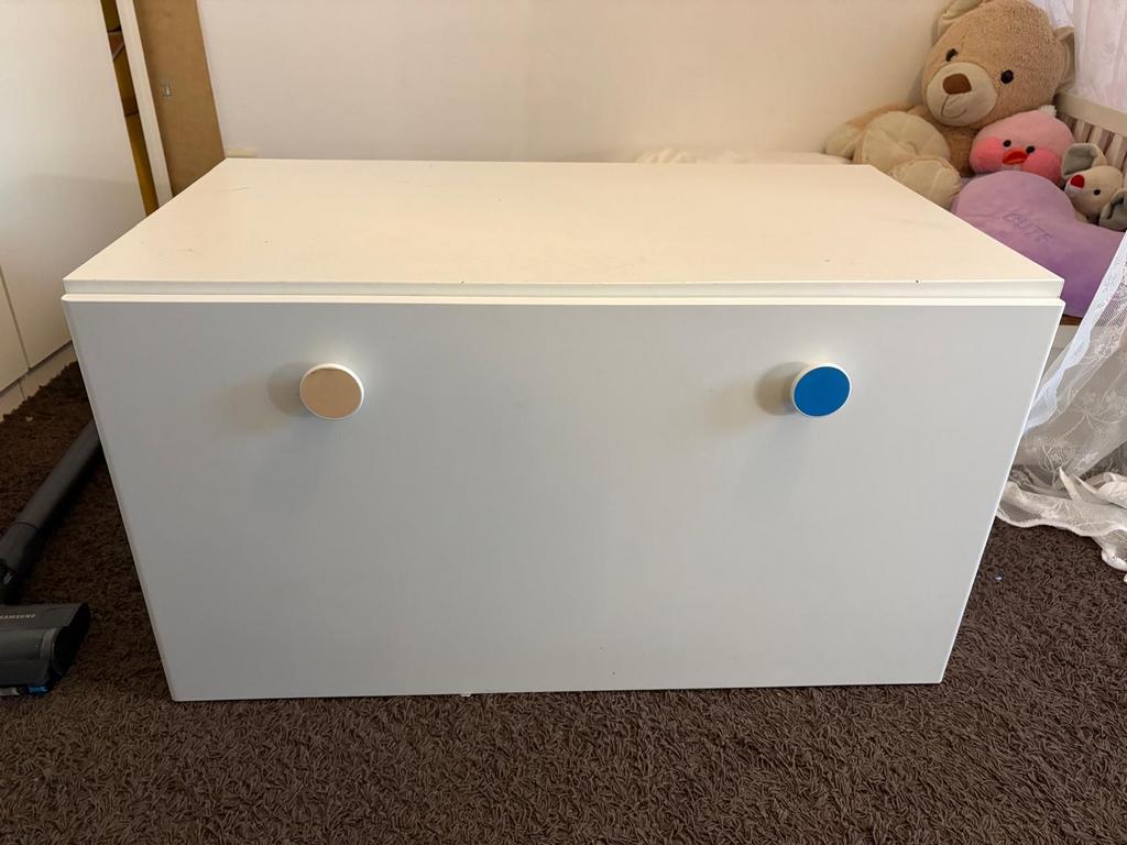 IKEA Schuifkast voor Kinderkamer - Wit met Kleurrijke Knoppe, Kinderen en Baby's, Kinderkamer | Commodes en Kasten, Gebruikt, Kast