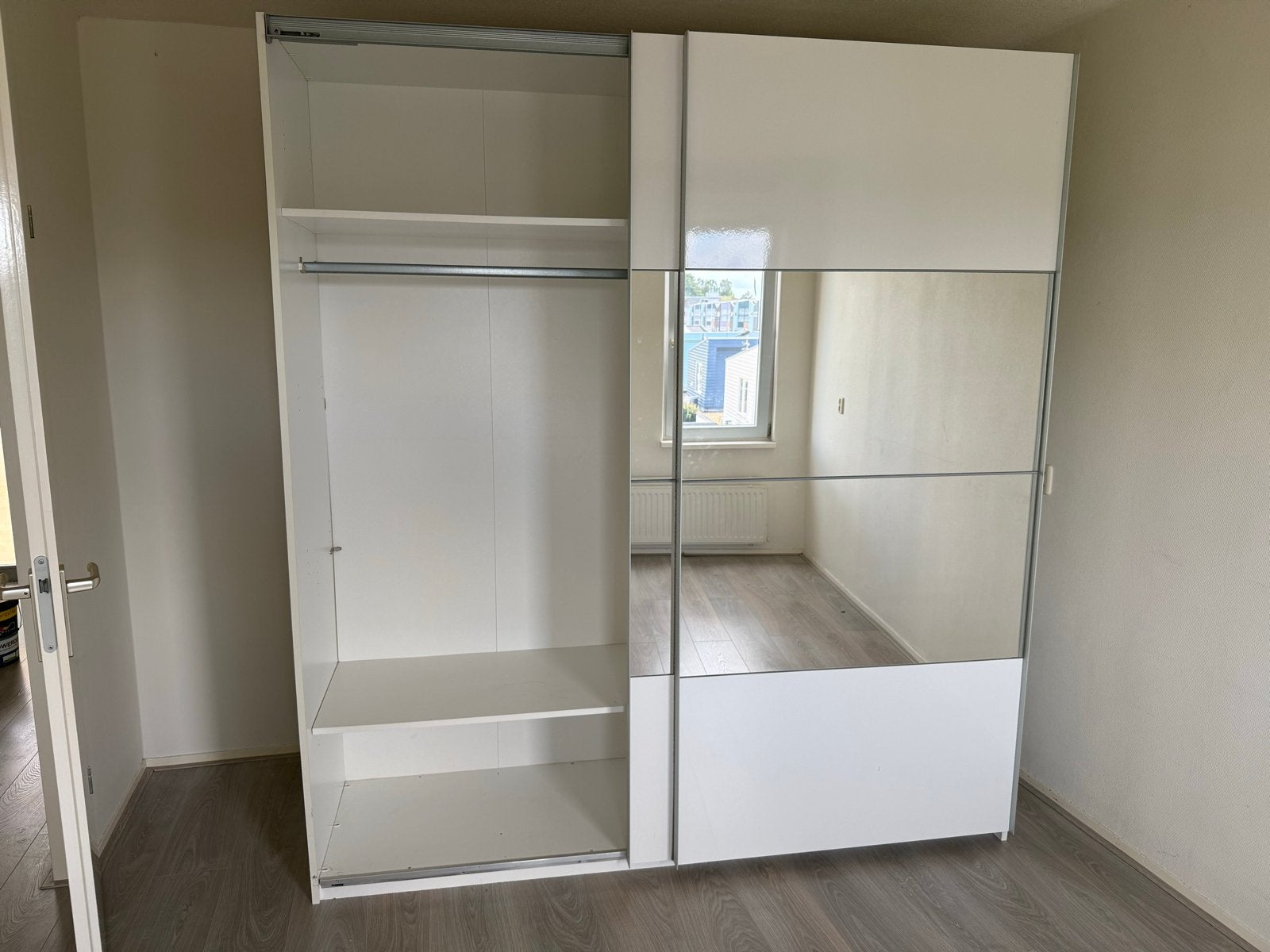 Ruime kledingkast met schuifdeuren en spiegel (220x200x65cm), Ophalen, Gebruikt, 200 cm of meer, Met deur(en)