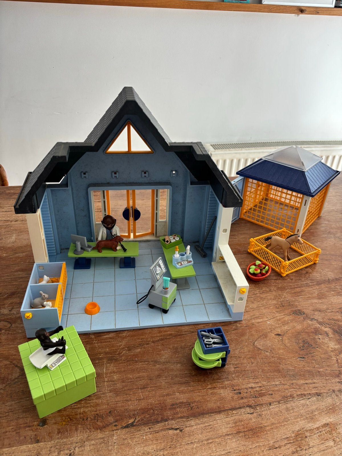 Playmobil Dierenkliniek met accessoires, Ophalen of Verzenden, Gebruikt, Jongen of Meisje