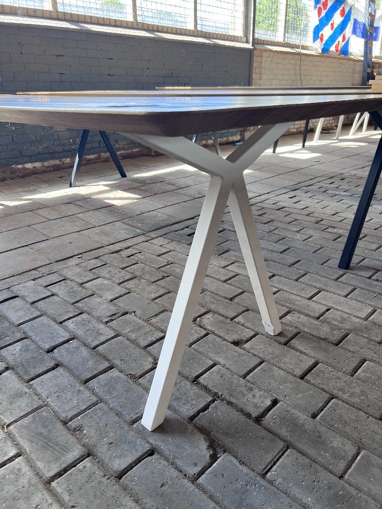 Studio Henk Eettafel Eiken 300 x 90 Slim x Wit | €2919, nu, Huis en Inrichting, Tafels | Eettafels, Studio Henk, Studio Henk, Studio Henk