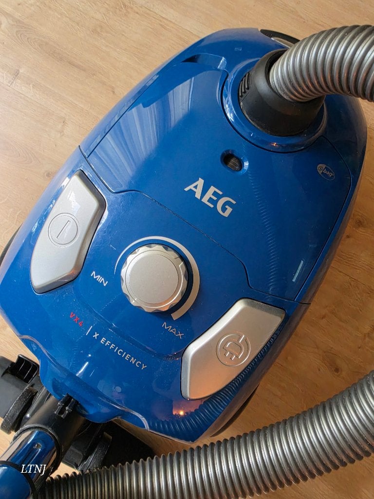 AEG VX4 Stofzuiger (Goed werkend) + Extra Stofzuigerzakken, Gebruikt, Geschikt voor harde vloeren, Sledestofzuiger, Minder dan 1200 watt