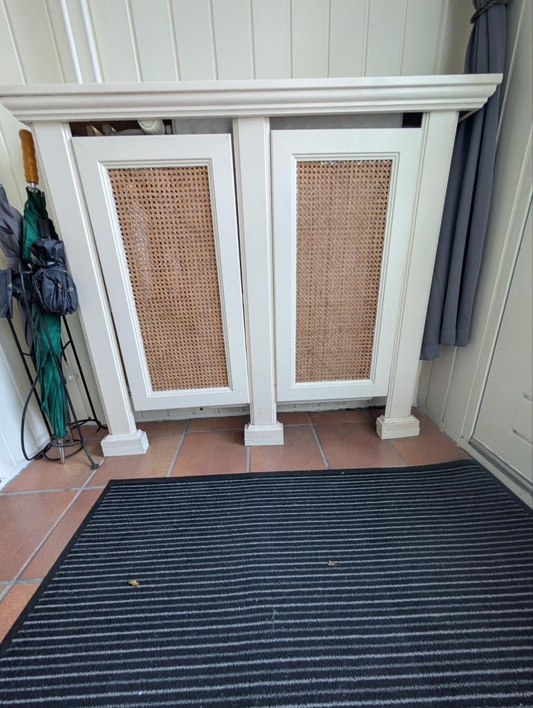 Stijlvolle Radiatorombouw met Rotan Panelen, Ophalen, Gebruikt