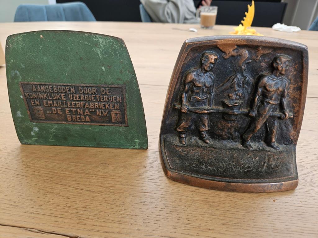 Vintage Bronzen Boekensteun 'De Etna' Breda, Ophalen of Verzenden