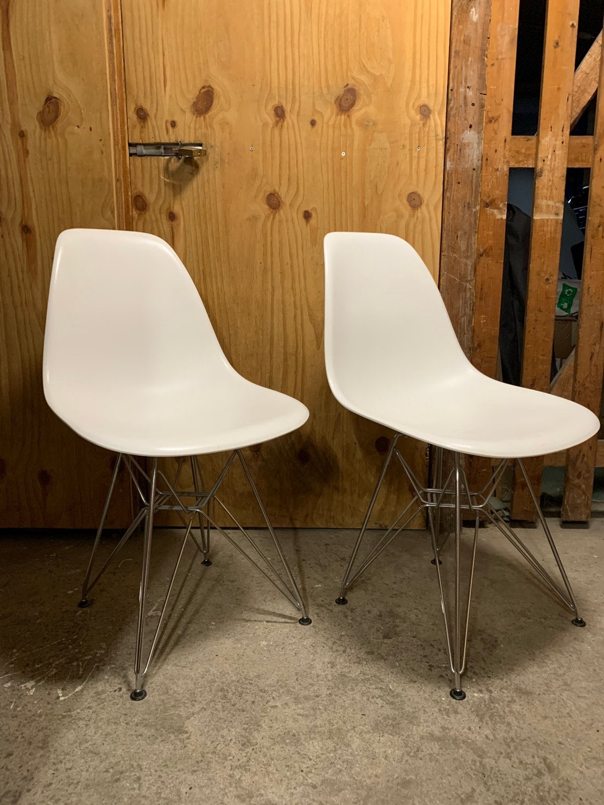 2 kuipstoelen chrome/metalen onderstel, Vitra Eames stijl, Ophalen, Kunststof, Twee, Wit