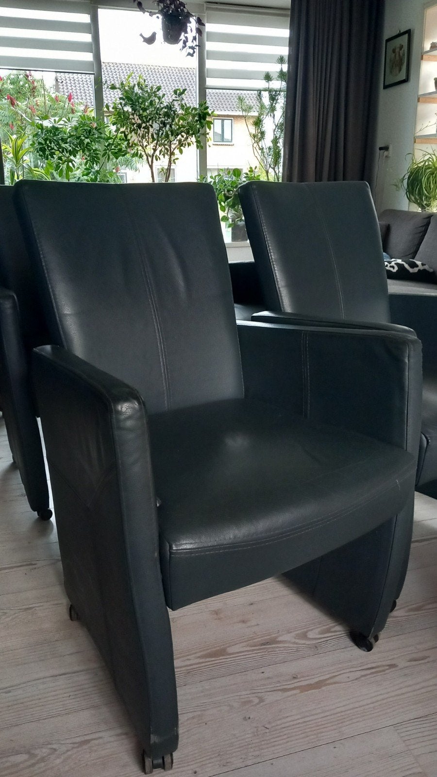 4 donkergrijze eetkamerstoelen op wielen, Ophalen