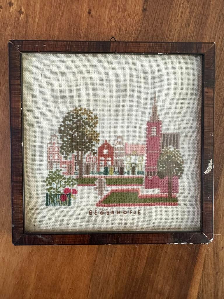 Geborduurde houten schilderijtje  van het Begijnhofje, Huis en Inrichting, Woonaccessoires | Schilderijen, Tekeningen en Foto's