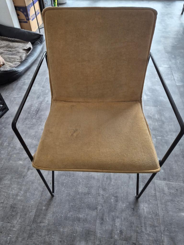 Set van 4 degelijke designstoelen met comfortabele zit, Huis en Inrichting, Stoelen, Modern design, Gebruikt, Overige kleuren