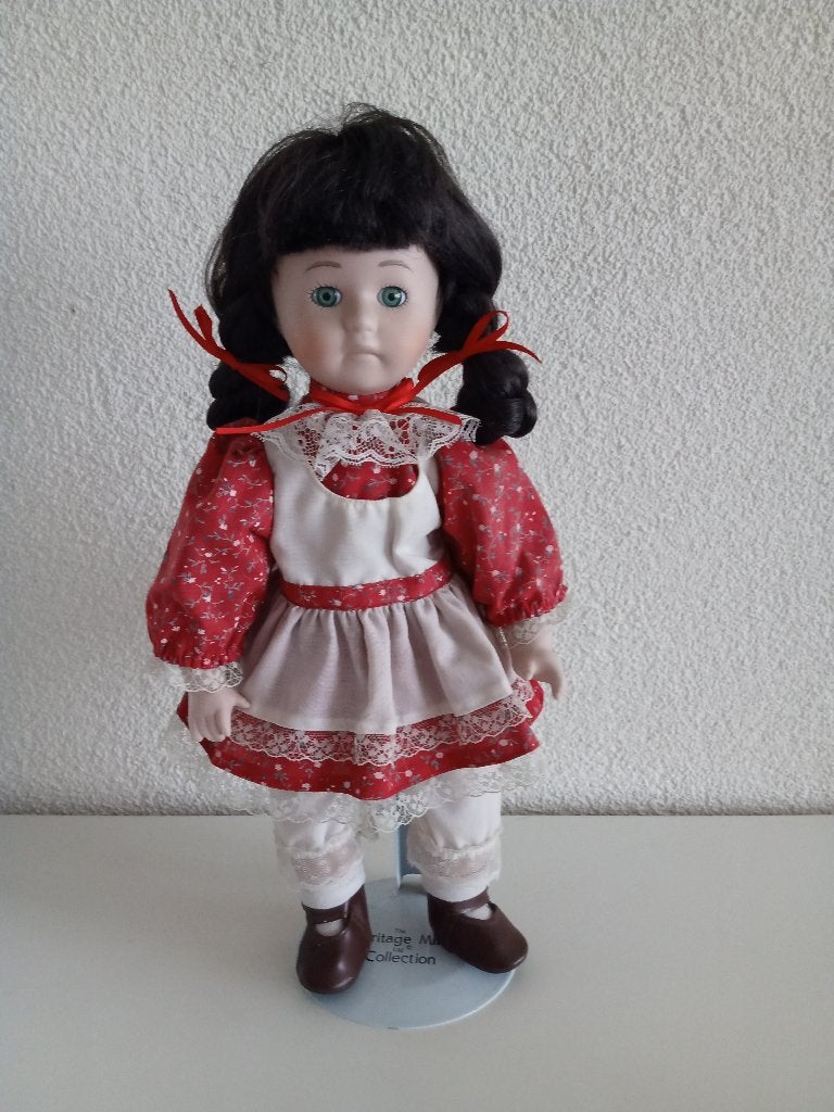 Een Leuke Porseleinen Pop met vlechten in het haar, Verzamelen, Ophalen of Verzenden, Gebruikt, Pop