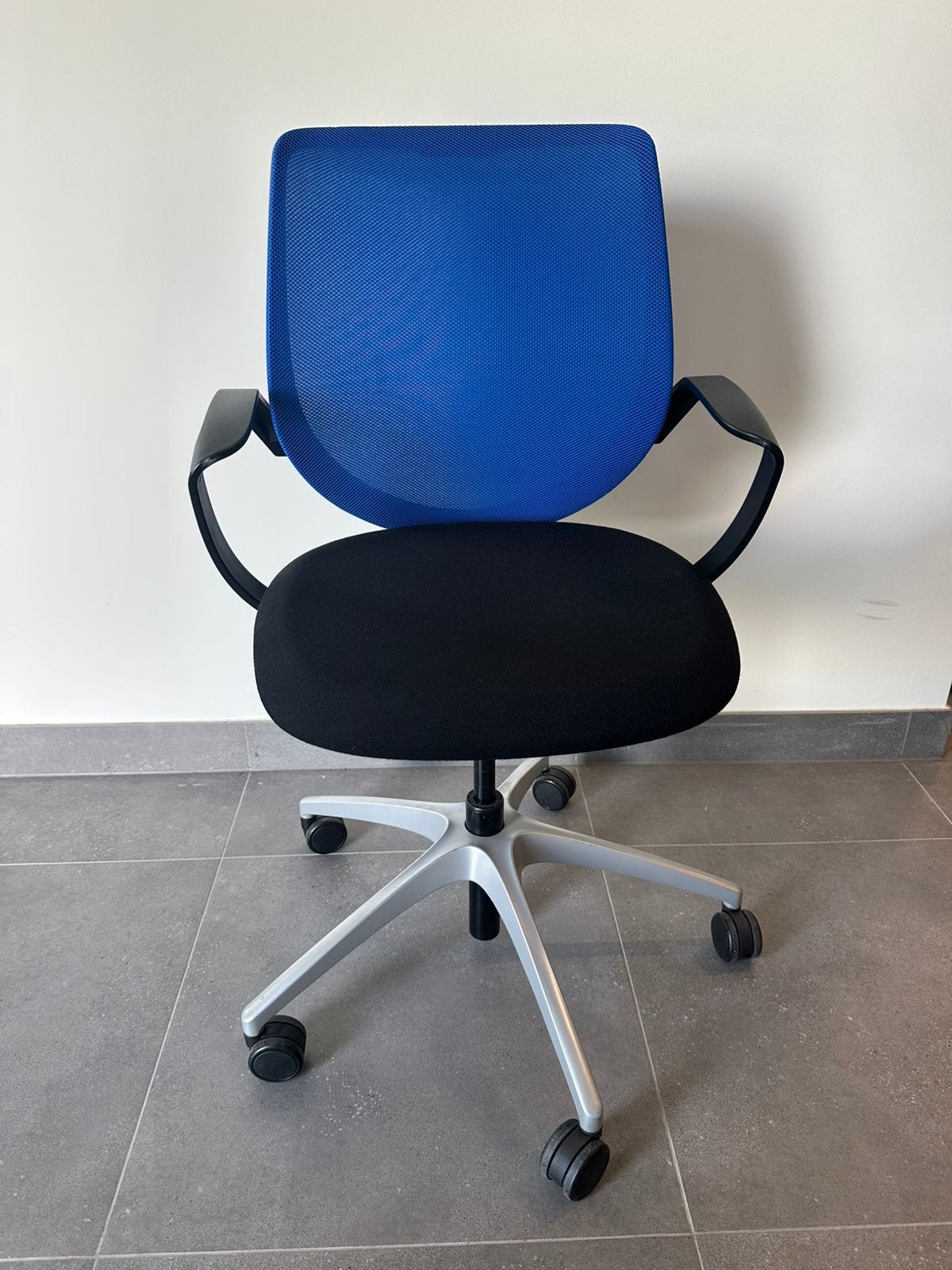 SPLINTERNIEUW Giroflex 313 bureaustoel van €1041 nu, Ophalen, Ergonomisch, Zo goed als nieuw, Zwart