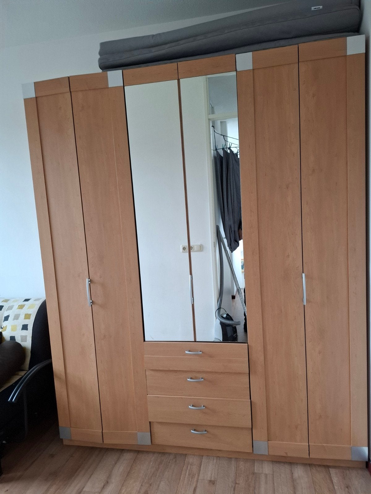 Grote kledingkast met spiegel en lades - 220x180 cm, Huis en Inrichting, Kasten | Kledingkasten, Gebruikt, 200 cm of meer, 150 tot 200 cm