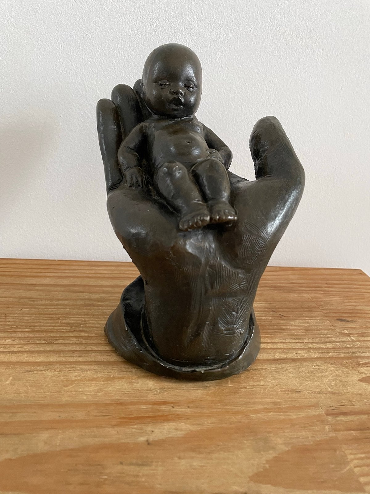 Bronzen beeldje: Baby in hand - Mat Wanders, Ophalen, Overige onderwerpen, Minder dan 20 cm, Brons