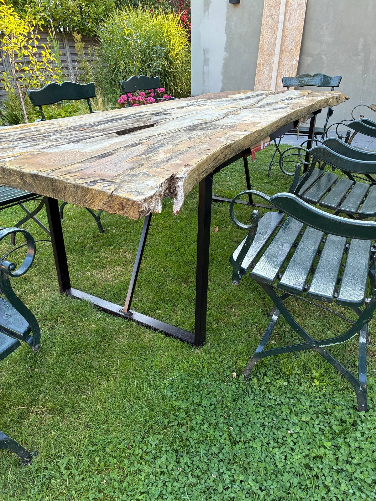 Unieke houten tuintafel met metalen onderstel, Ophalen of Verzenden, Gebruikt, Rechthoekig, Hout