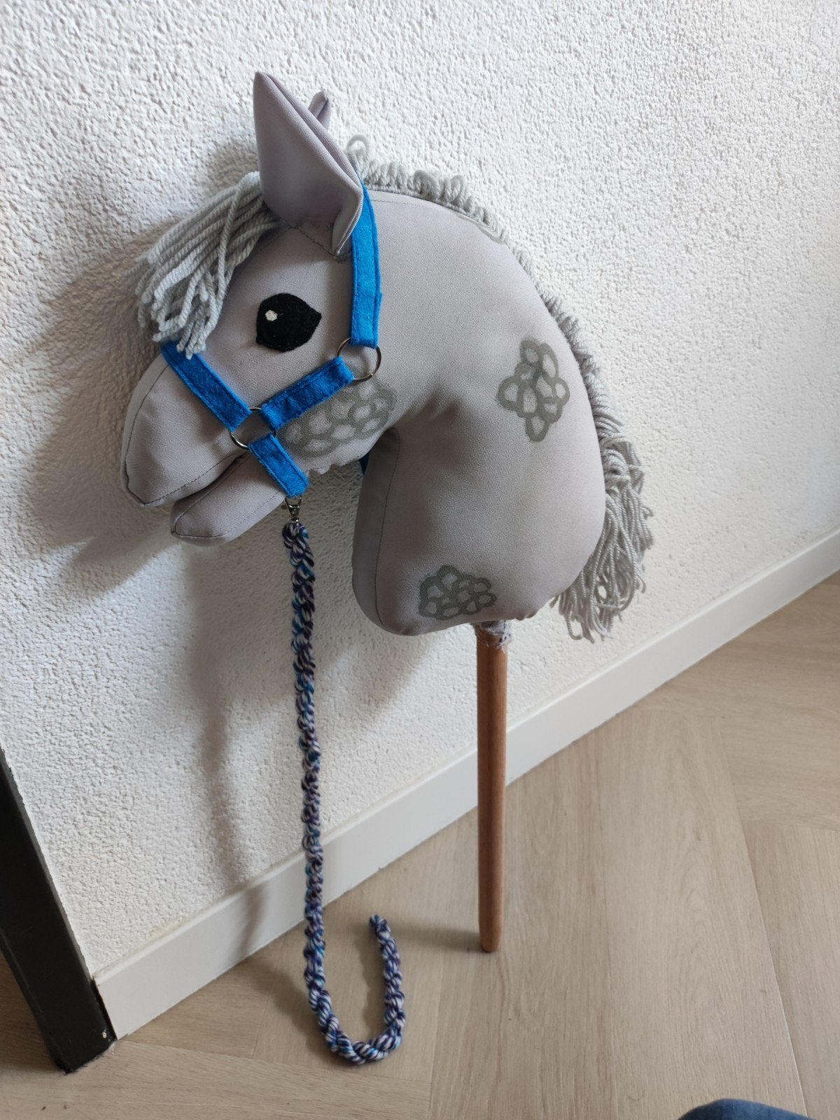 Hobbyhorse / Stokpaardje - Grijs met blauw halster, Ophalen of Verzenden, Nieuw, Jongen of Meisje