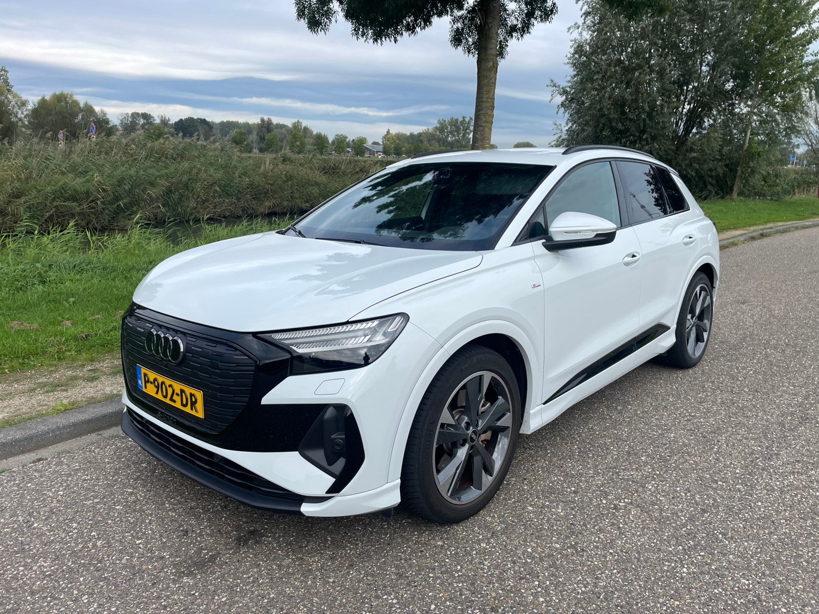 Audi Q4 e-tron 45 E-tron Quattro S-Line 77KWh 265pk SONOS, Auto's, Verwarmde buitenspiegels, 33 min, Wit, Dealer onderhouden