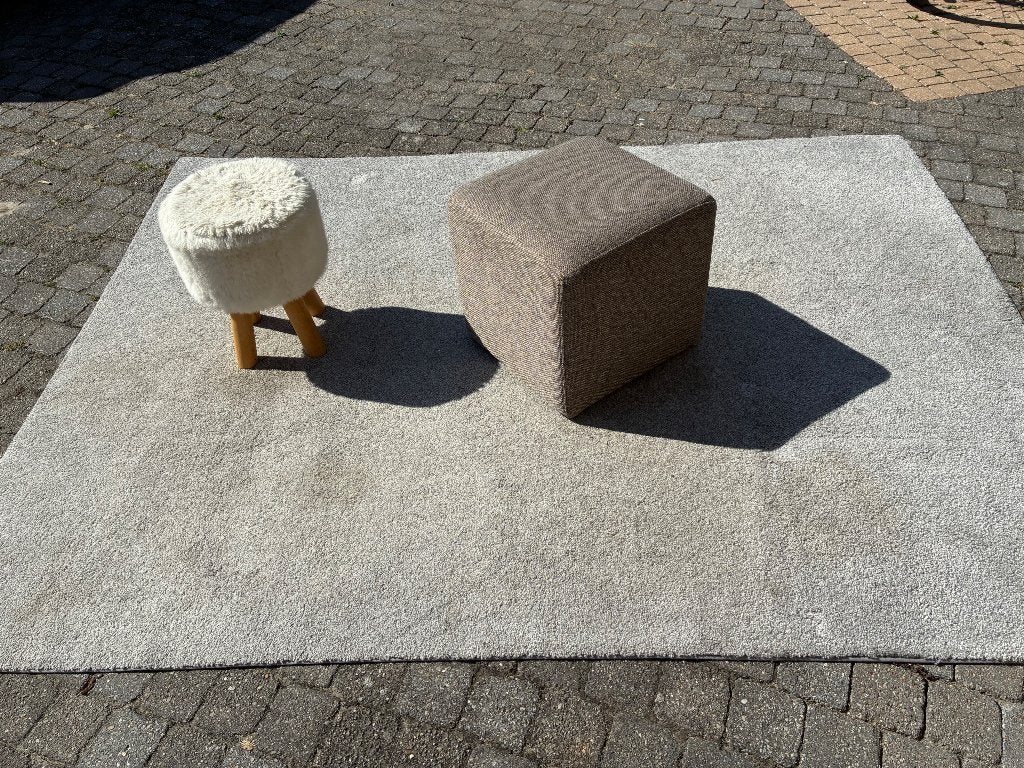 Grijs vloerkleed met 2 poefjes, Ophalen, Gebruikt, 150 tot 200 cm, 200 cm of meer