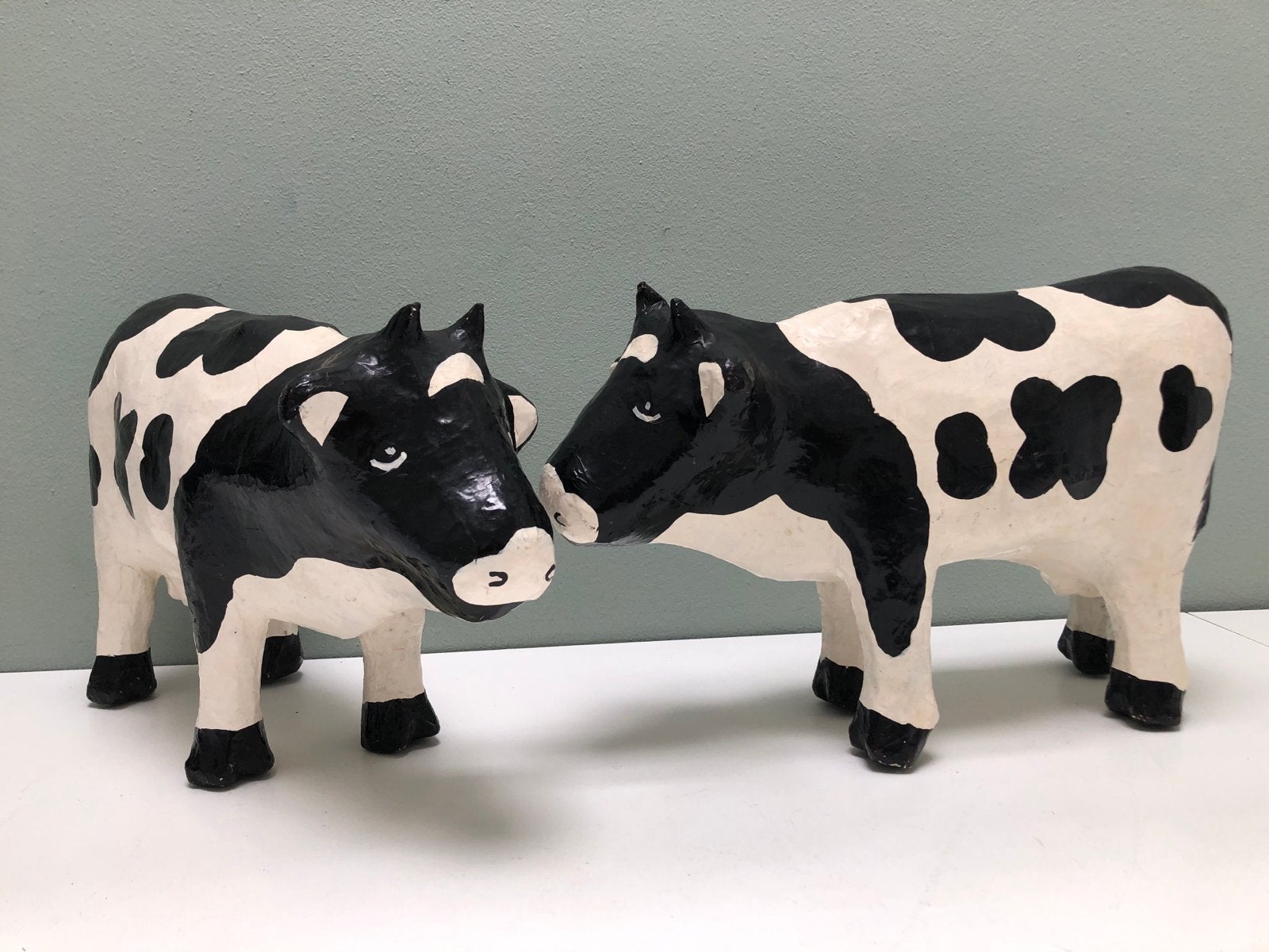 2 decoratieve papier-maché koeien, zwart-wit gevlekt, Ophalen of Verzenden, Gebruikt, Boerderijdier