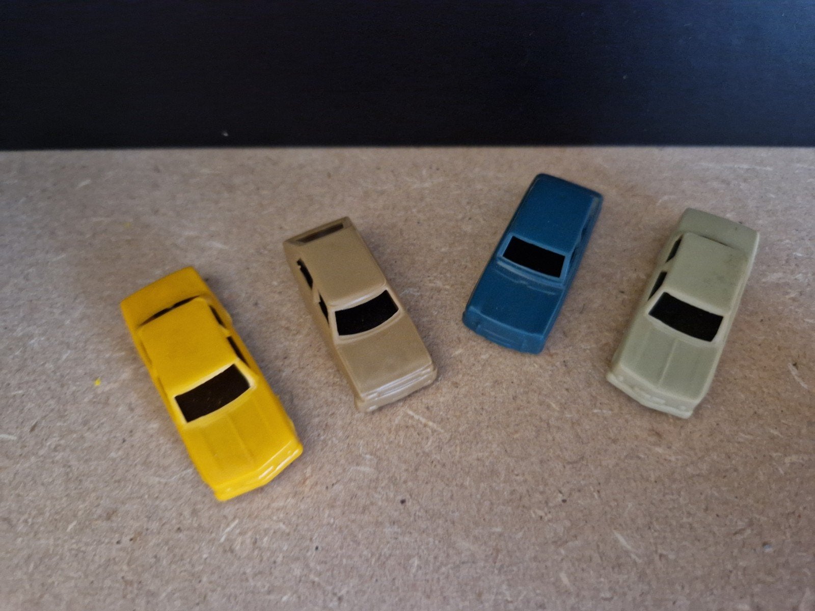 Set van 4 vintage modelauto's - diverse kleuren, Hobby en Vrije tijd, Modelbouw | Auto's en Voertuigen, Gebruikt, Auto, 1:50 of kleiner
