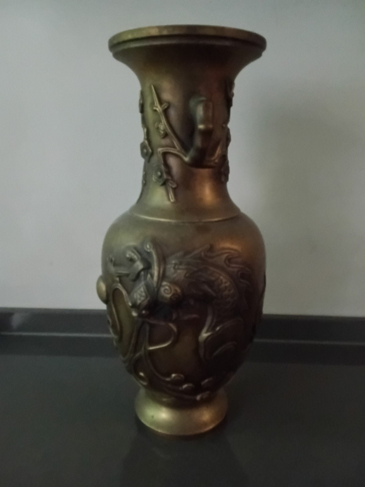 Antieke bronzen vaas met draken en bloemmotieven, Antiek en Kunst, Antiek | Vazen, Ophalen
