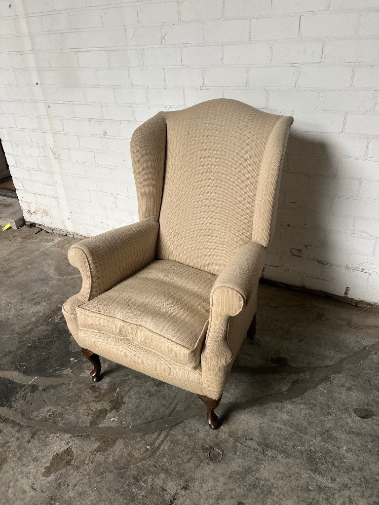 Klassieke oorfauteuil beige met houten poten, Gebruikt, 75 tot 100 cm, Ophalen of Verzenden, Stof