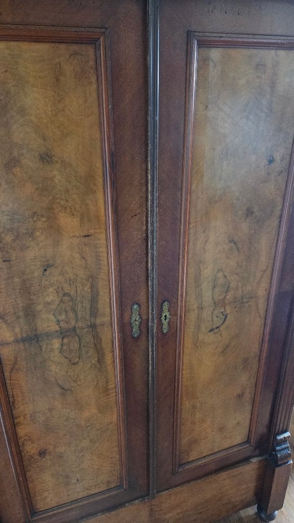 Mahoniehouten kast, Ophalen