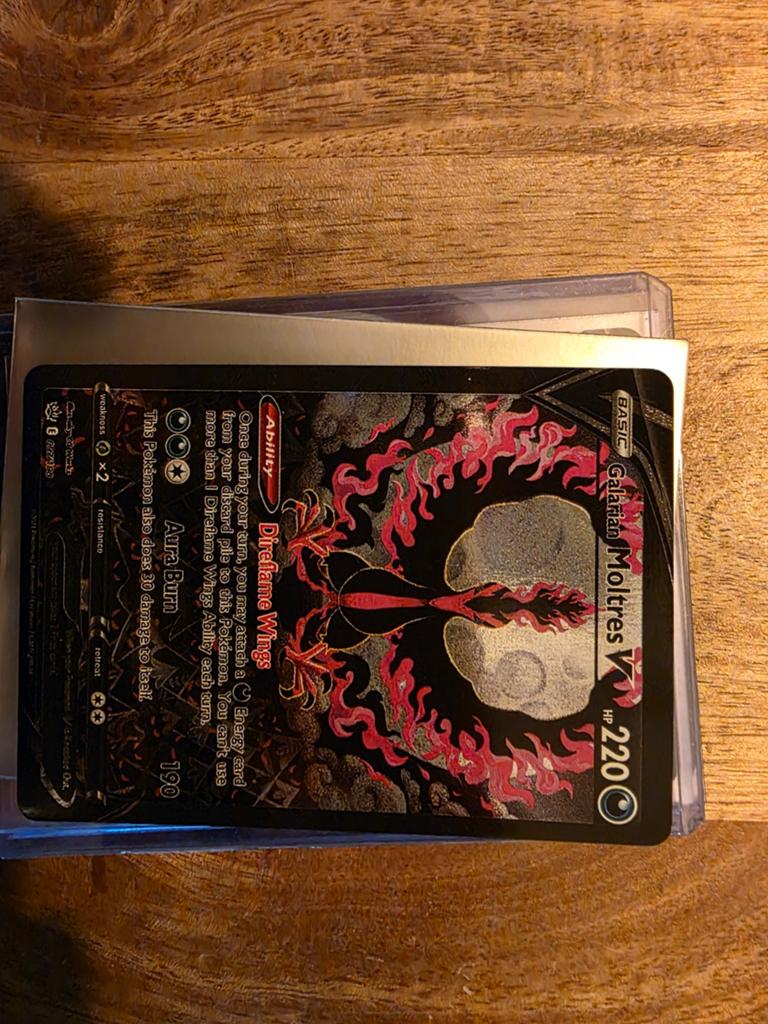 Pokémon Kaart: Galarian Moltres V (220 HP), Hobby en Vrije tijd, Ophalen of Verzenden, Zo goed als nieuw, Losse kaart, Foil