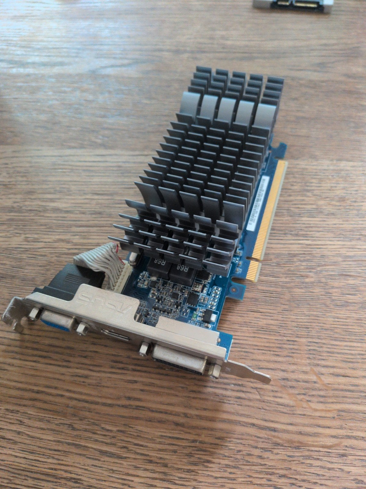 Asus GeForce GT610 sl 1GD3L videokaart, Computers en Software, Videokaarten, Ophalen, GDDR3, PCI-Express 2, HDMI