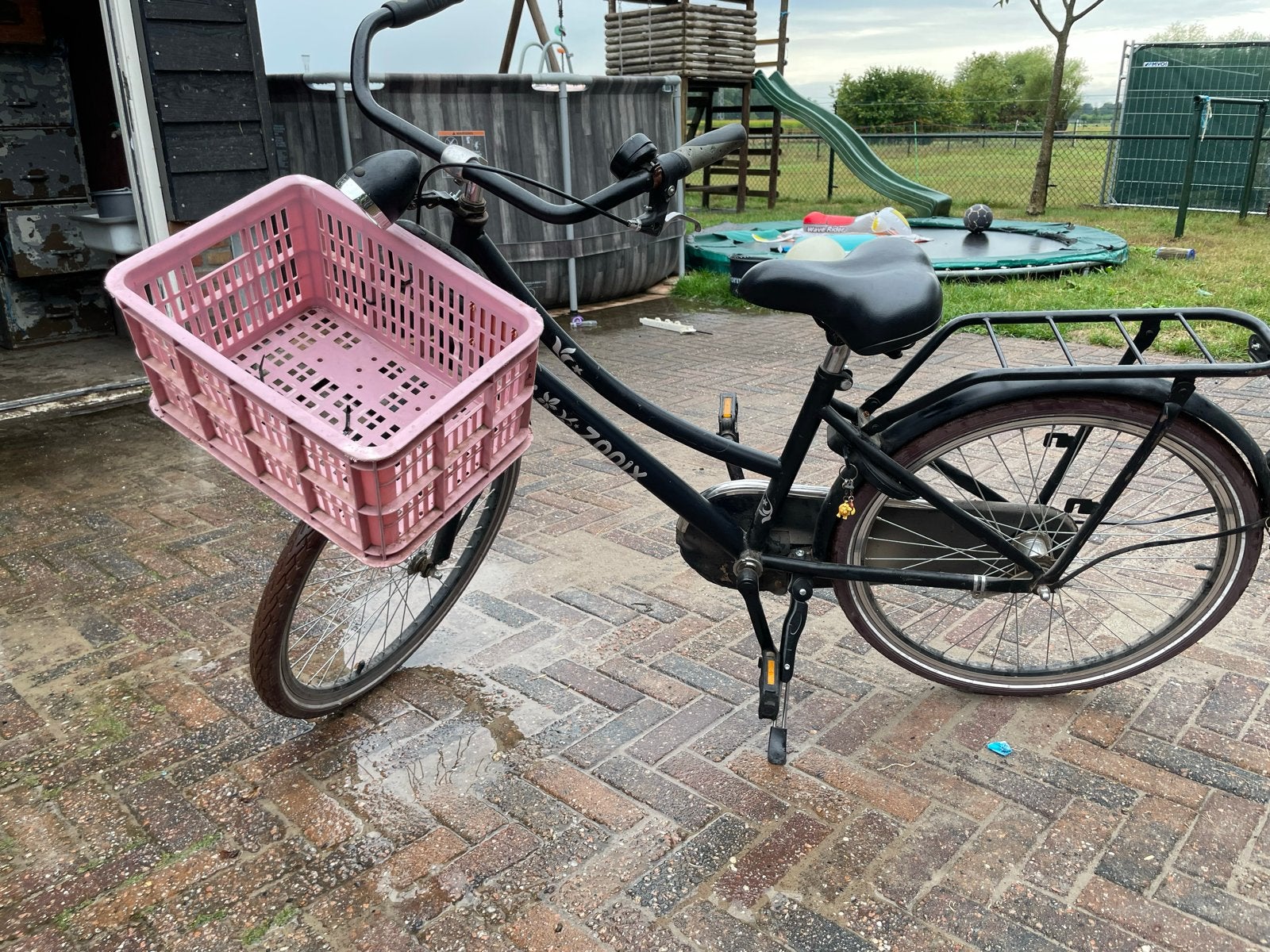 Zwarte 24 inch meisjesfiets met roze mand, Ophalen, Terugtraprem, Handrem, Gebruikt