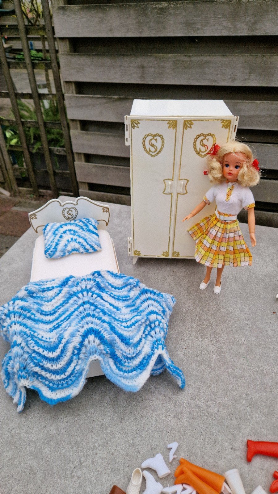 Foto 2 van Vintage Sindy Barbie- met originele kleding, bed etc